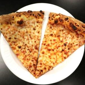 在黎明基督教学院吃两份披萨.